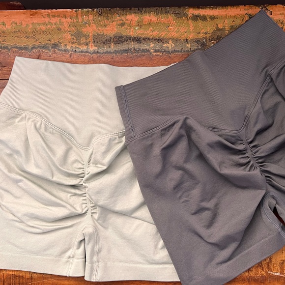 Women’s scrunch shorts - Picture 2 of 3